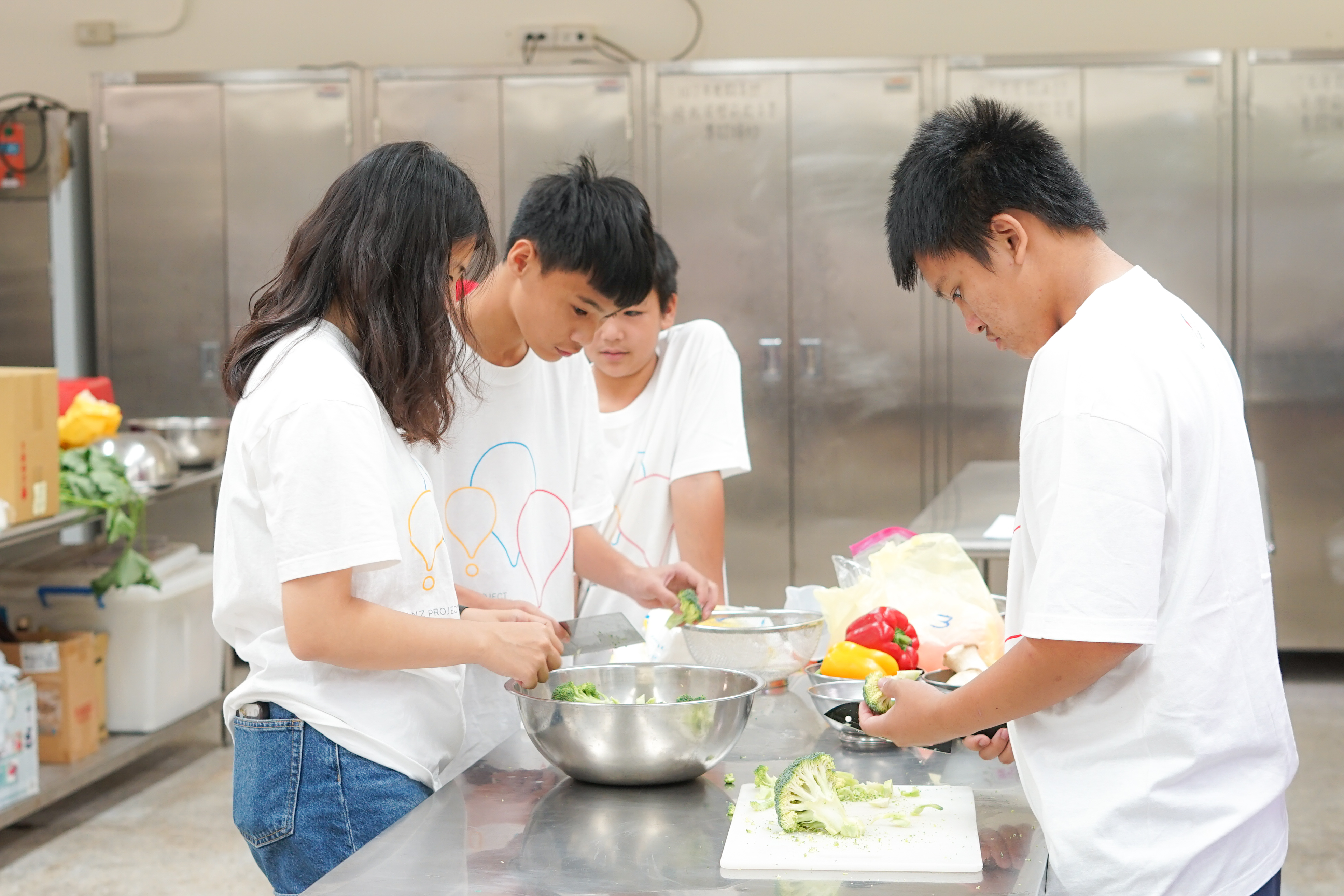 大家分工合作完成一道道梅子料理，卻在開飯時發現冰糖還沒完全融化、雞肉也因剁得太細而碎散，第一次下廚的手忙腳亂，也成了這堂課最真實的回憶。