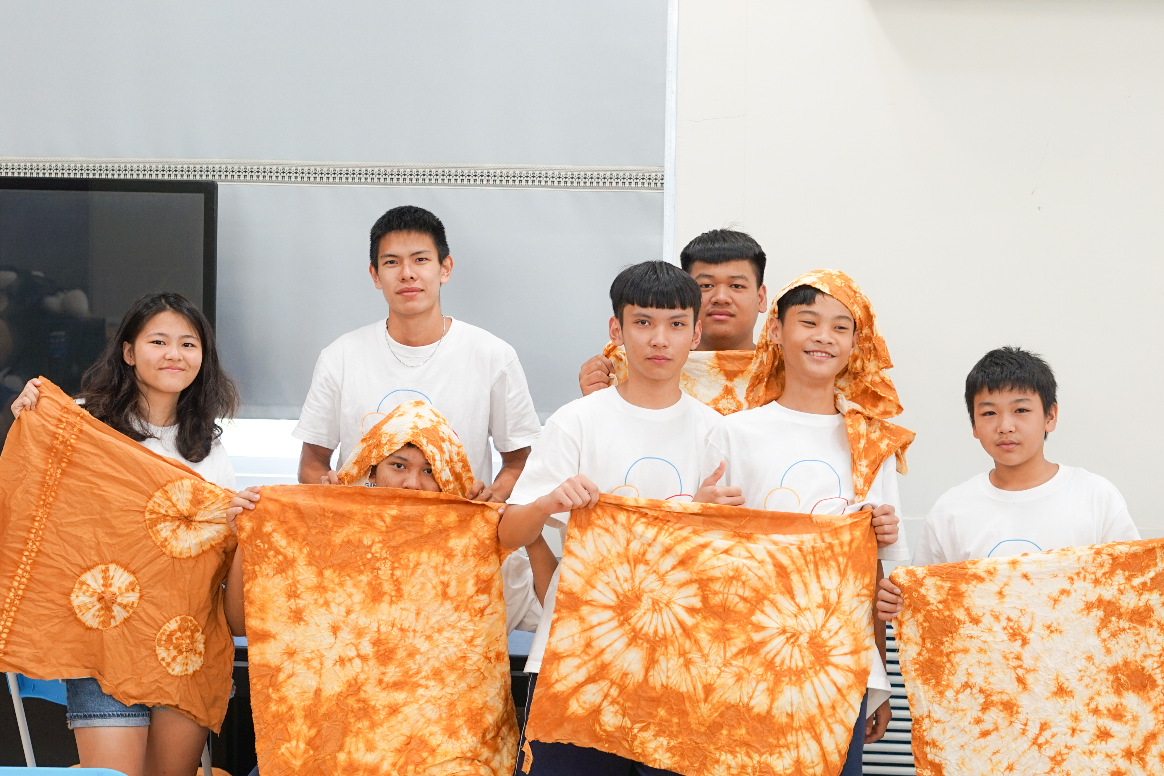 學習不同的綁布技法，透過摺、綁、纏繞等方式，在布料上創造屬於自己的圖樣；體驗原料的每一道工序，理解「取之自然、用之自然」的精神。