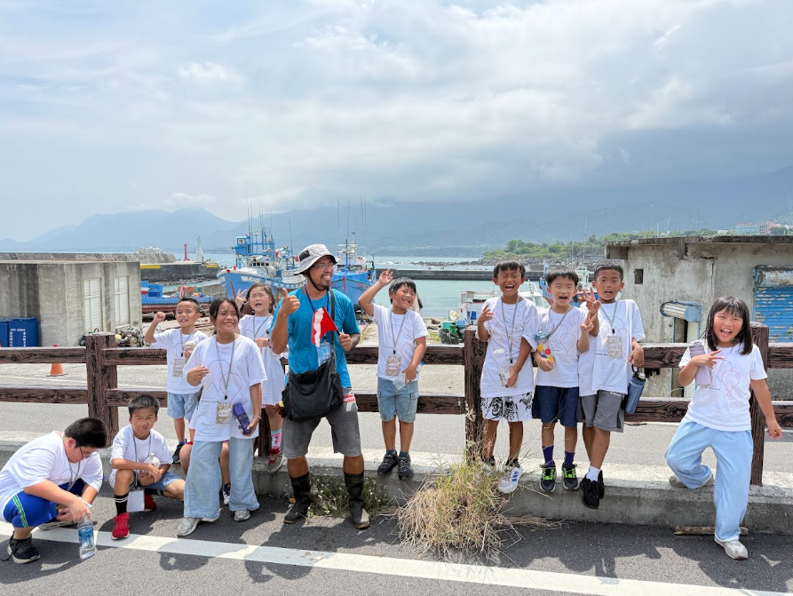孩子走進成功漁港，實際認識漁船、漁獲與港口環境，將課堂裡學過的海洋知識與真實的討海生活連結起來。