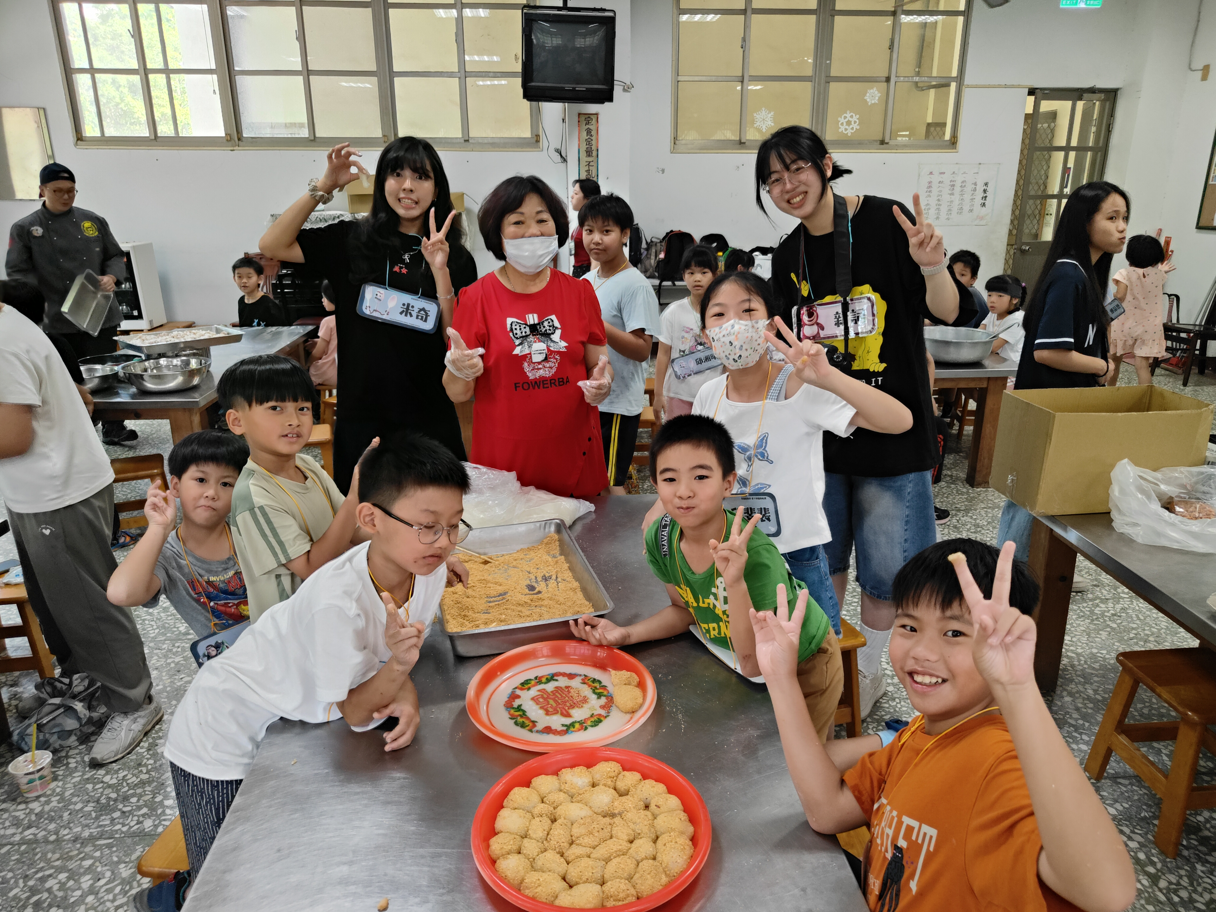 孩子跟著阿嬤認識傳統麻糬，從製作與分享食物的過程中感受家鄉味道。