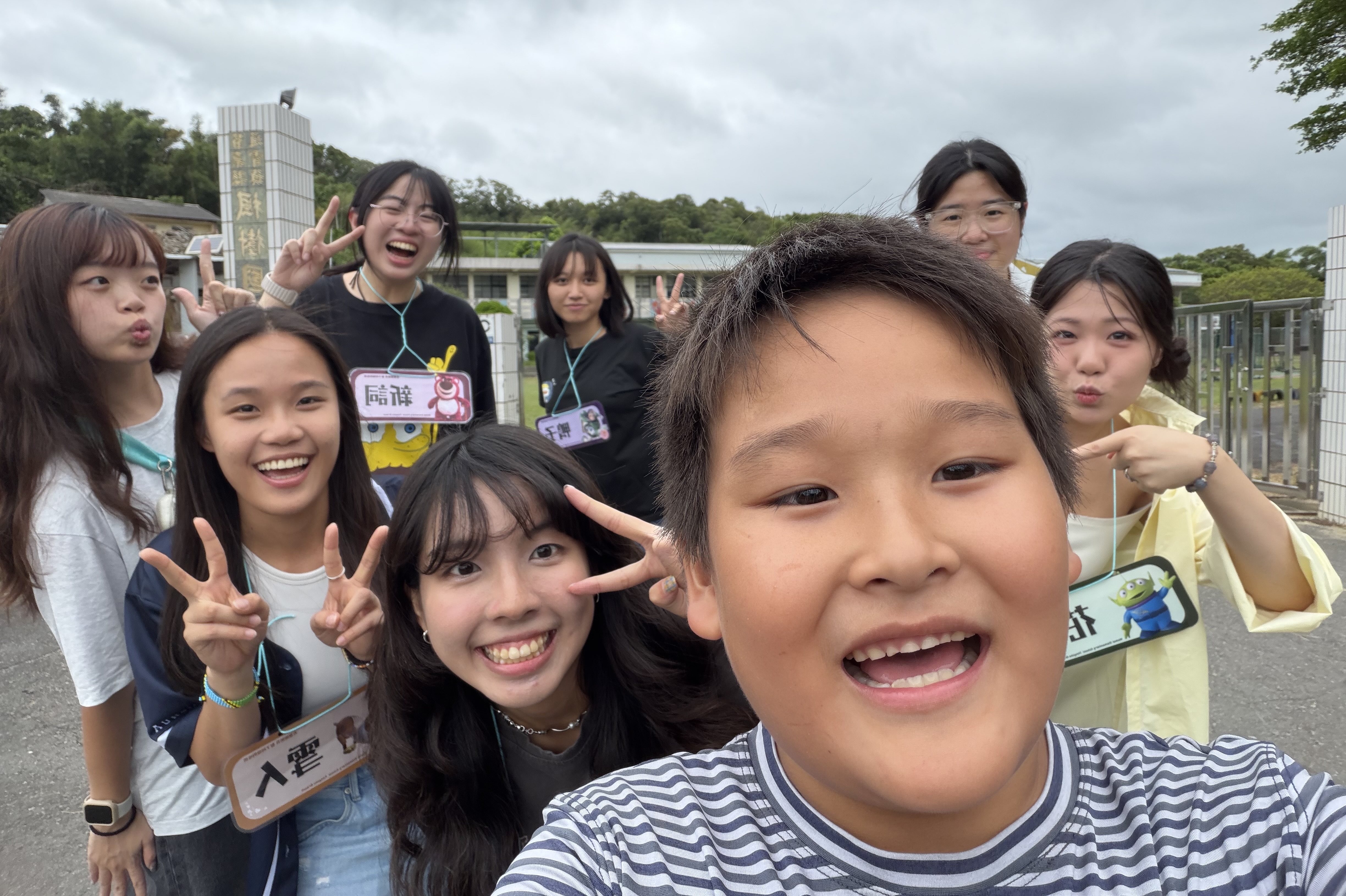 孩子與團隊合影留念，記錄營隊相處的時光，也留下共同學習與創作的回憶。